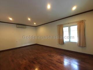 House in compound with garden and shared swimming Pool - Thonglor BTS