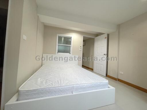 2-Bedrooms Duplex House with small Garden - Thonglor