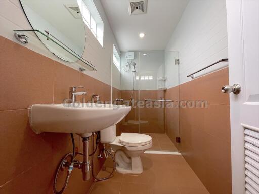 2-Bedrooms Duplex House with small Garden - Thonglor