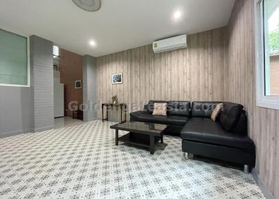 2-Bedrooms Duplex House with small Garden - Thonglor