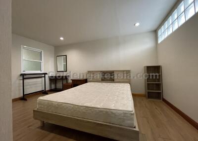 2-Bedrooms Duplex House with small Garden - Thonglor