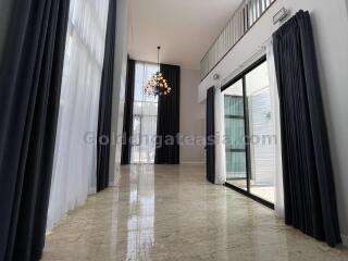 5-Bedrooms Modern Detached House with Private Swimming Pool - Phrom Phong