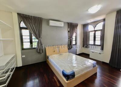 3-Bedrooms Townhouse with Garden in secure compound - Sukhumvit 49.