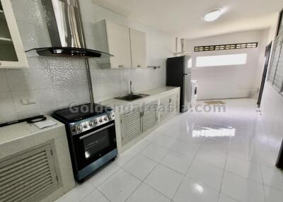 3-Bedrooms Townhouse with Garden in secure compound - Sukhumvit 49.