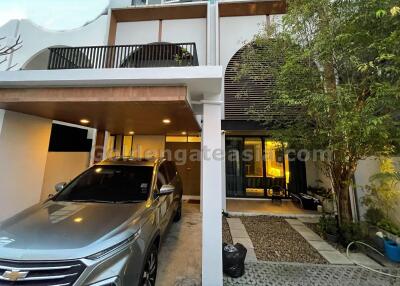 3-Bedrooms Modern Townhome - Ekamai