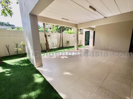 4-Bedrooms Modern House in compound with Private Swimming Pool and Garden. - Ekkamai