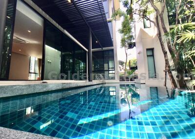 4-Bedrooms Modern House in compound with Private Swimming Pool and Garden. - Ekkamai