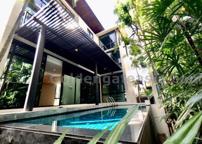 4-Bedrooms Modern House in compound with Private Swimming Pool and Garden. - Ekkamai