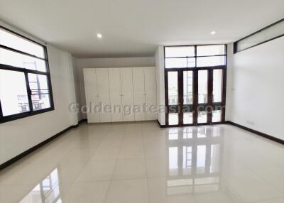 5-Bedroom Modern Townhouse For Rent - Sukhumvit soi 71