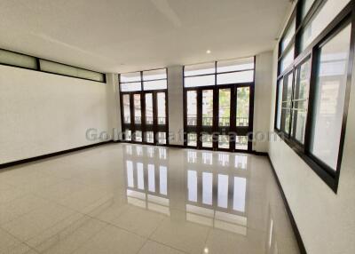 5-Bedroom Modern Townhouse For Rent - Sukhumvit soi 71