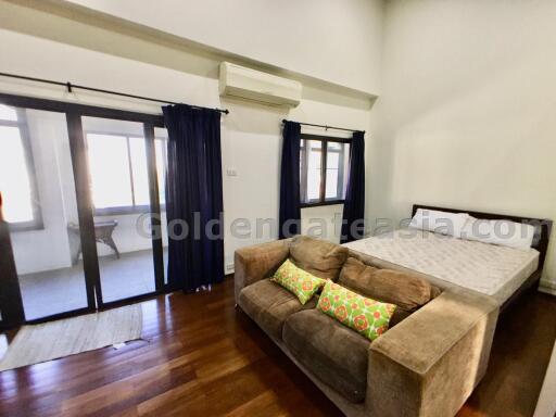 4-bedrooms Fully-Furnished Townhouse in Compound - Ekkamai