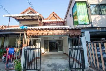 Basic, affordable townhouse to rent only 7,500 baht per month!