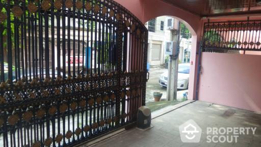 8-BR Townhouse near MRT Huai Khwang (ID 402229)