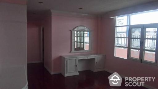 8-BR Townhouse near MRT Huai Khwang (ID 402229)