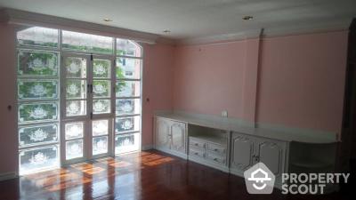 8-BR Townhouse near MRT Huai Khwang (ID 402229)