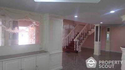 8-BR Townhouse near MRT Huai Khwang (ID 402229)