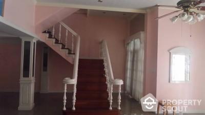 8-BR Townhouse near MRT Huai Khwang (ID 402229)