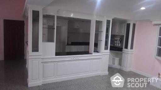 8-BR Townhouse near MRT Huai Khwang (ID 402229)