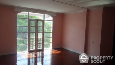 8-BR Townhouse near MRT Huai Khwang (ID 402229)