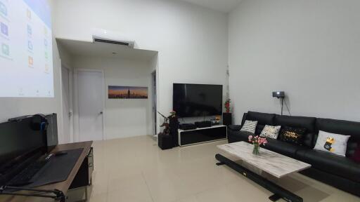 Contemporary House for Sale in Na Jomtien