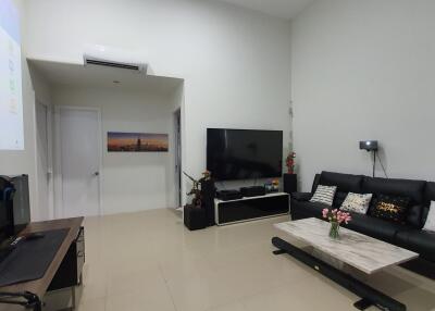 Contemporary House for Sale in Na Jomtien