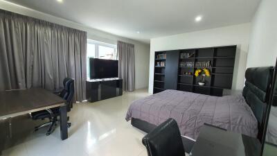 Contemporary House for Sale in Na Jomtien