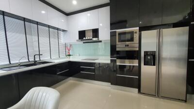 Contemporary House for Sale in Na Jomtien