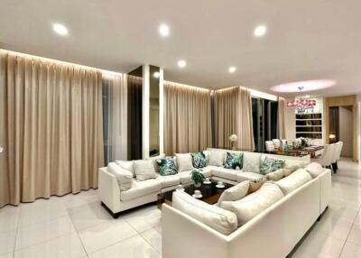 Riviera Wongamat Beach - Penthouse 3 Bed 3 Bath (43rd Floor)