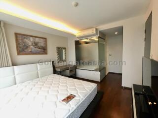 Quiet modern 2-Bedrooms condo close to BTS Ekkamai