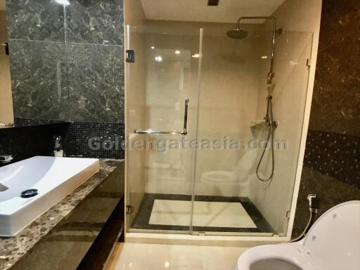 Quiet modern 2-Bedrooms condo close to BTS Ekkamai