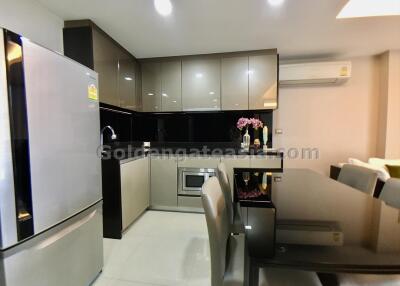 Quiet modern 2-Bedrooms condo close to BTS Ekkamai