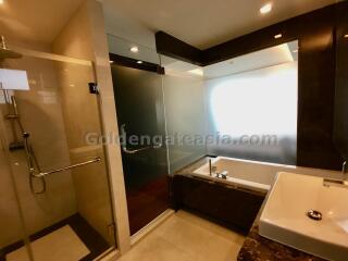 Quiet modern 2-Bedrooms condo close to BTS Ekkamai