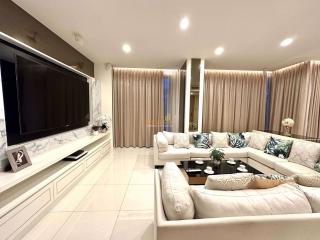 3 Bedrooms Condo in The Riviera Wong Amat Beach Wongamat C011195