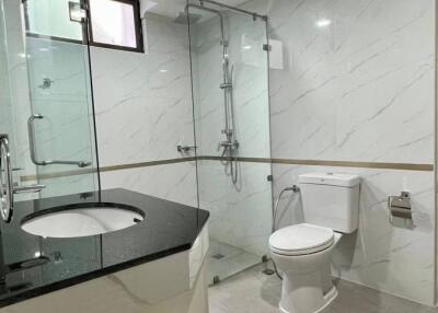 2-BR Apt. near BTS Phrom Phong