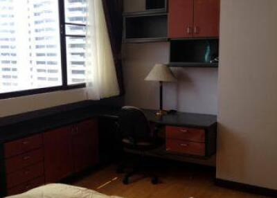 1-BR Condo at Supalai Place Sukhumvit 39 near BTS Phrom Phong (ID 418207)