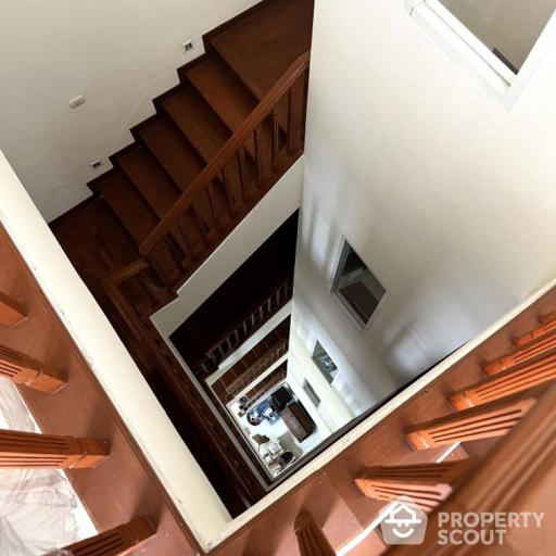 5-BR Townhouse near MRT Phra Ram 9