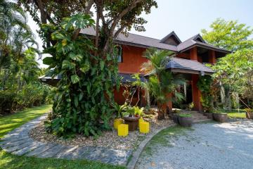 3 Bedroom with Pool and Guesthouse near Town
