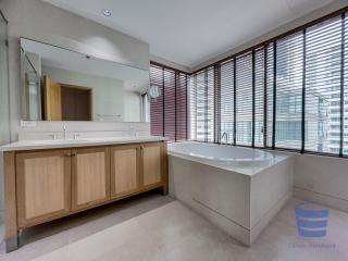 3 bedroom family unit in Phrom Pong. 5 minute walk to the BTS.