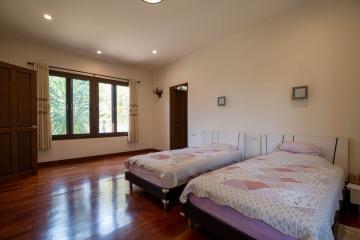 Unique Single Bedroom House with 2 Bedroom Guesthouse in Mae Rim