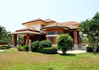 4 Bedroom Western Style House with Pool and Gardens