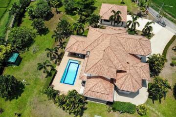 4 Bedroom Western Style House with Pool and Gardens
