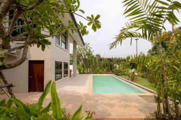 4 Bedroom Pool Villa in Saraphi