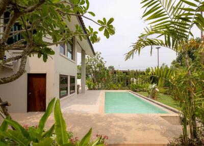 4 Bedroom Pool Villa in Saraphi