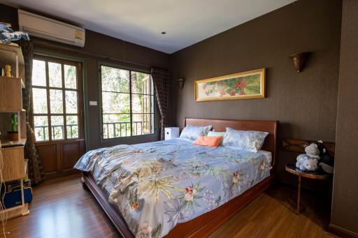 4 Bedroom Luxury Lakeside House in City