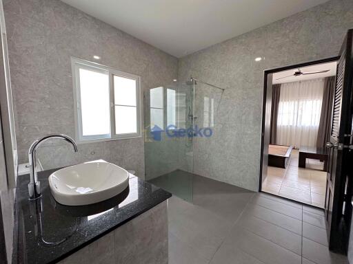 5 Bedrooms House in St James Park East Pattaya H006136