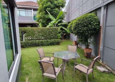 4 bed in Semi-Detached in Setthasiri Krungthep Kreetha 2 in Huamak Sub District S020193