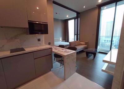 1 bed Condo in The Esse at Singha Complex Khlong Toei Nuea Sub District C015146