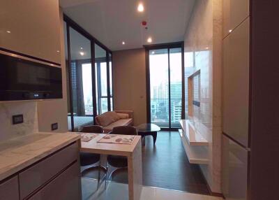 1 bed Condo in The Esse at Singha Complex Khlong Toei Nuea Sub District C015146
