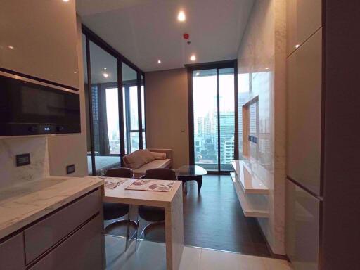 1 bed Condo in The Esse at Singha Complex Khlong Toei Nuea Sub District C015146