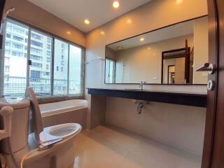 2 bed Condo in Noble Ora Khlong Tan Nuea Sub District C015090